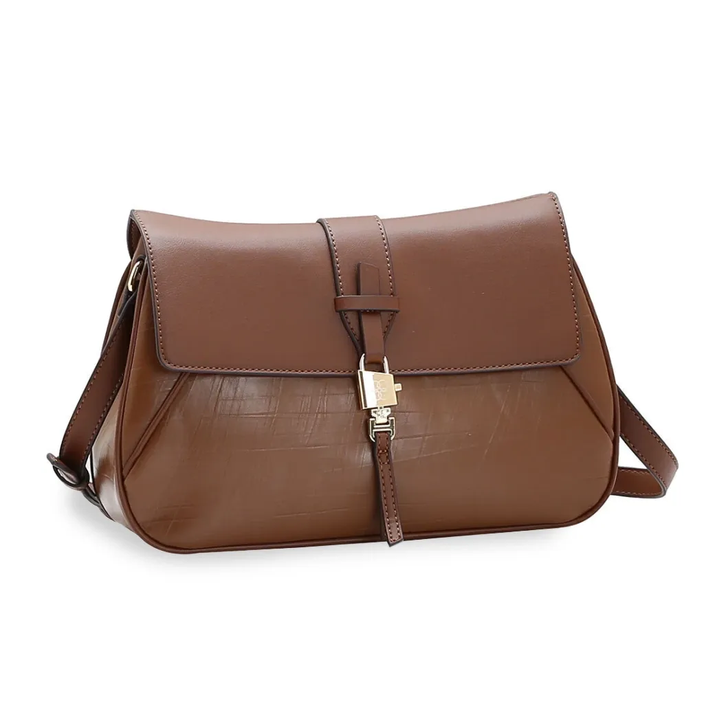 Bolsa transversal Chenson Office Chic na cor café, vista frontal com alça ajustável e acabamento em material sintético que imita couro